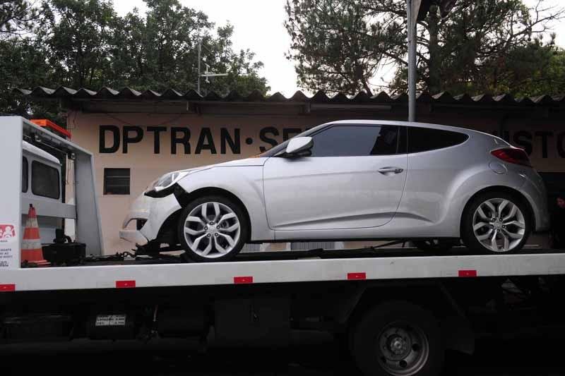 Carro de servidora foi guinchado na zona Sul de Porto Alegre