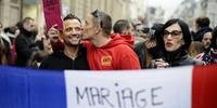 Lei que legaliza o casamento entre pessoas do mesmo sexo foi assinada neste sábado pelo Presidente francês