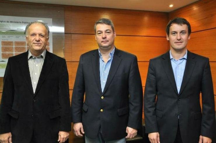 Ant&ocirc;nio Carlos de Avellar Bastos, Eduardo de Lima Veiga e Fabiano Dallazen disputam o comando do MP