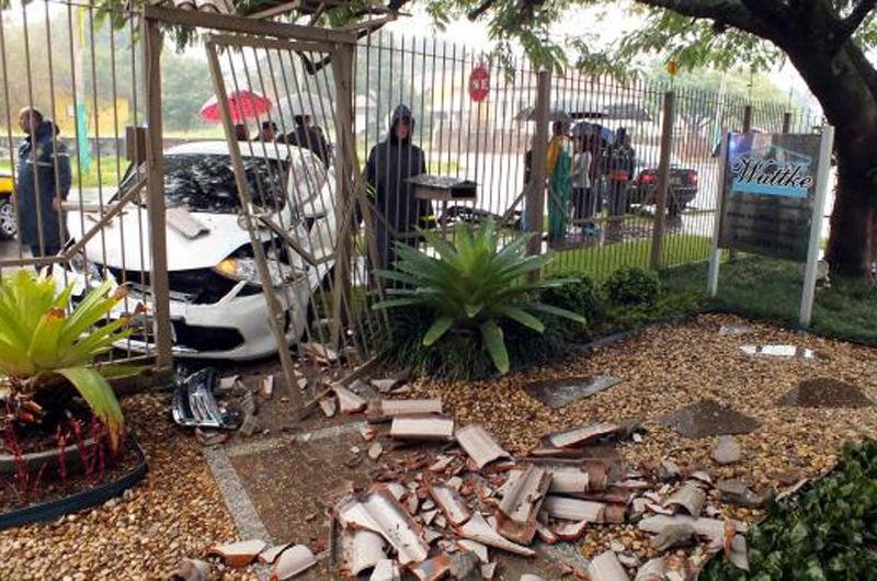Condutor bateu em outros dois ve&iacute;culos antes de colidir contra port&atilde;o de uma casa