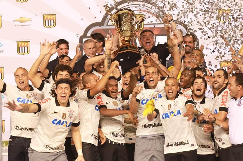 Tite completa ciclo de t&iacute;tulos no clube paulistano com empate em 1 a 1