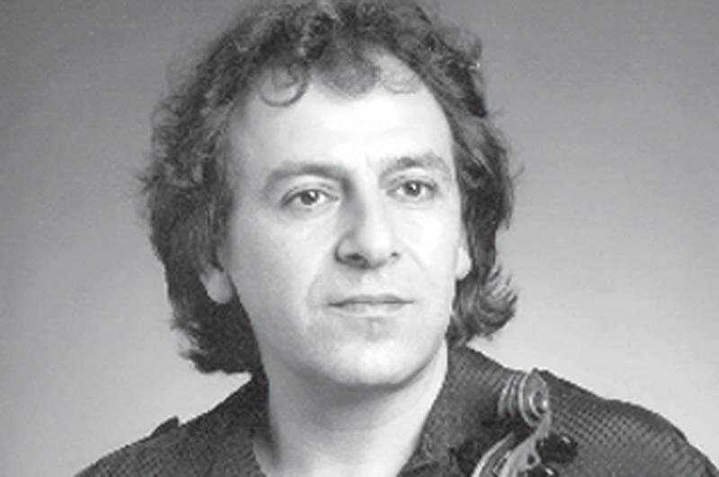  Kevork Mardirossian rege e atua como solista no concerto de hoje a noite