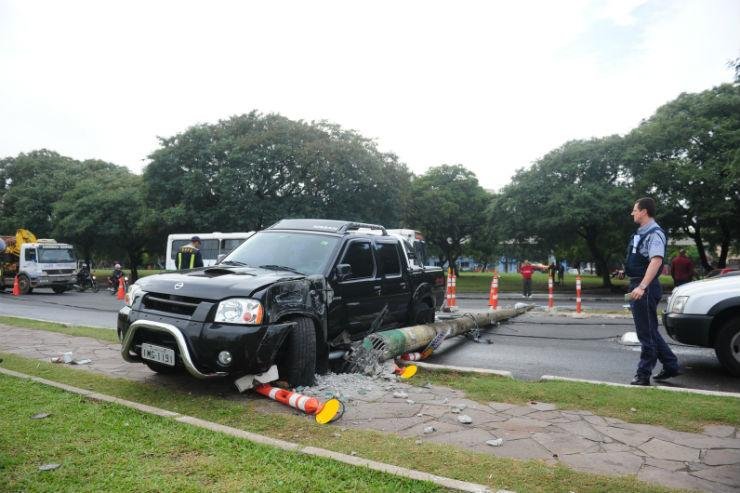 Poste ficou sobre a via ap&oacute;s colis&atilde;o entre camionete e carro-forte