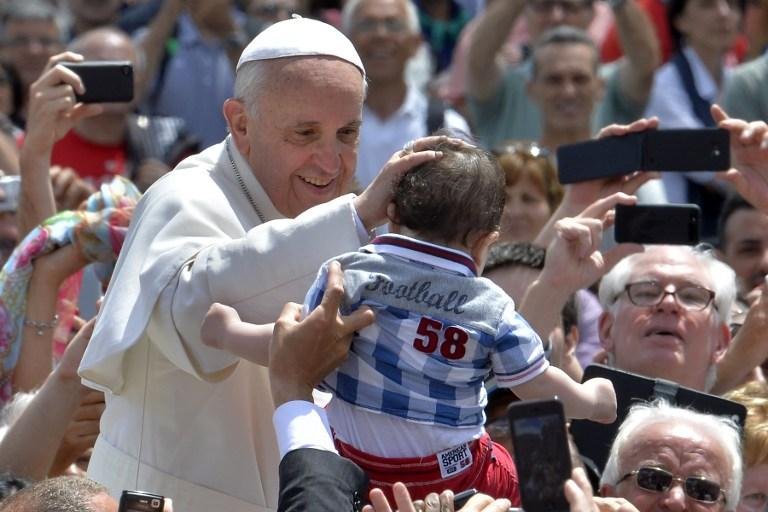 Papa cumprimenta fi&eacute;is durante apari&ccedil;&atilde;o no dia 19 de maio no Vaticano