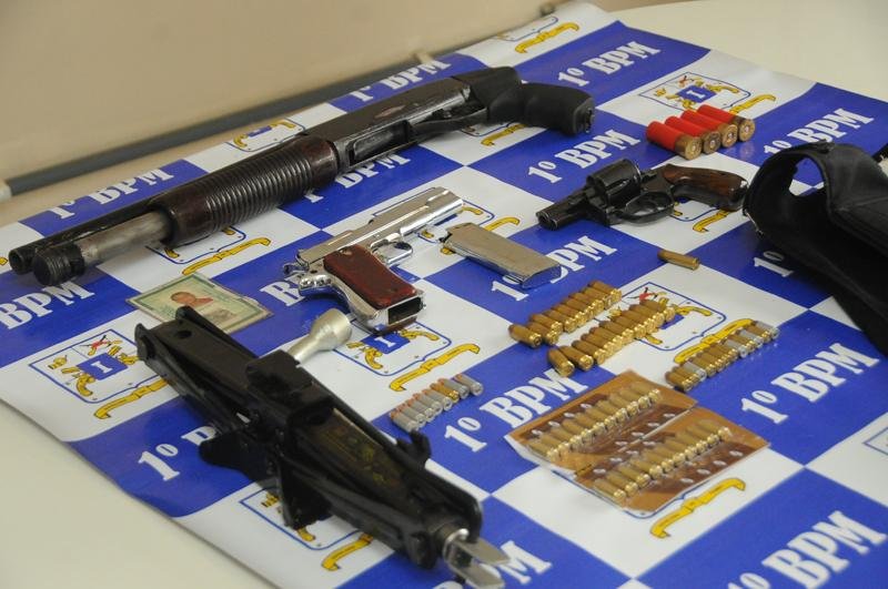 Pol&iacute;cia apreende armamento e muni&ccedil;&atilde;o no morro Santa Tereza