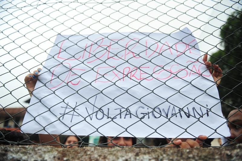 Alunos protestam pela demiss&atilde;o de professor em Porto Alegre