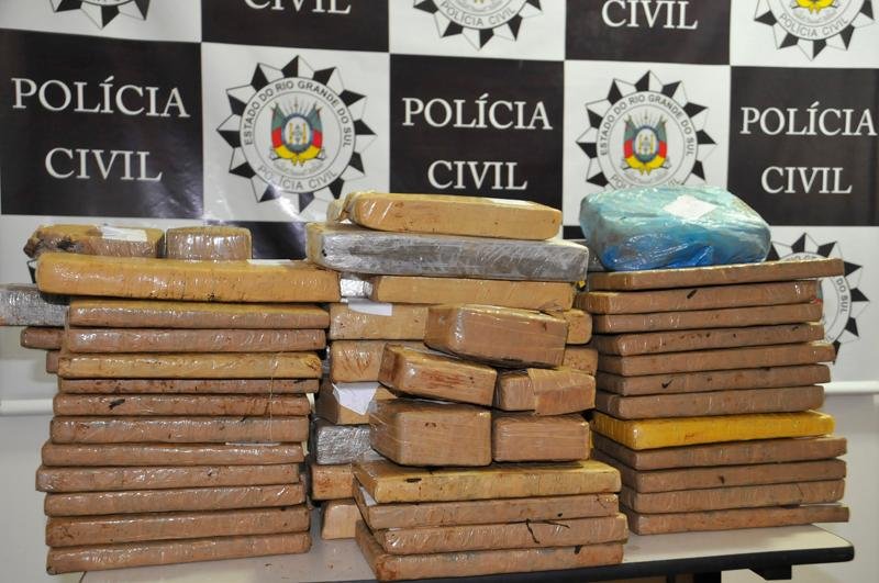 Droga estava escondida em toneis enterrados em mata