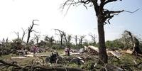 Tornado causa destruição em subúrbios de Oklahoma, nos EUA