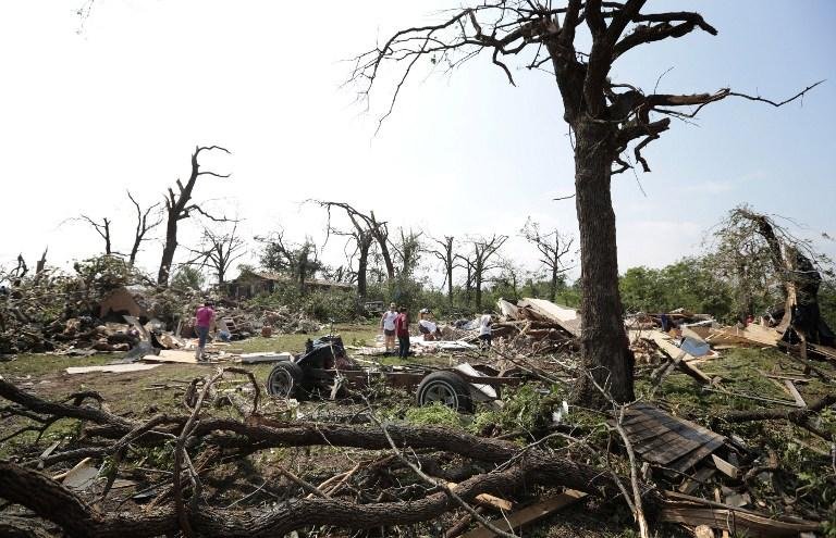 Tornado causa destrui&ccedil;&atilde;o em sub&uacute;rbios de Oklahoma, nos EUA