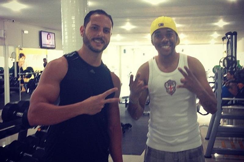 J&aacute; de f&eacute;rias, Robinho posta foto na academia acompanhado de amigo