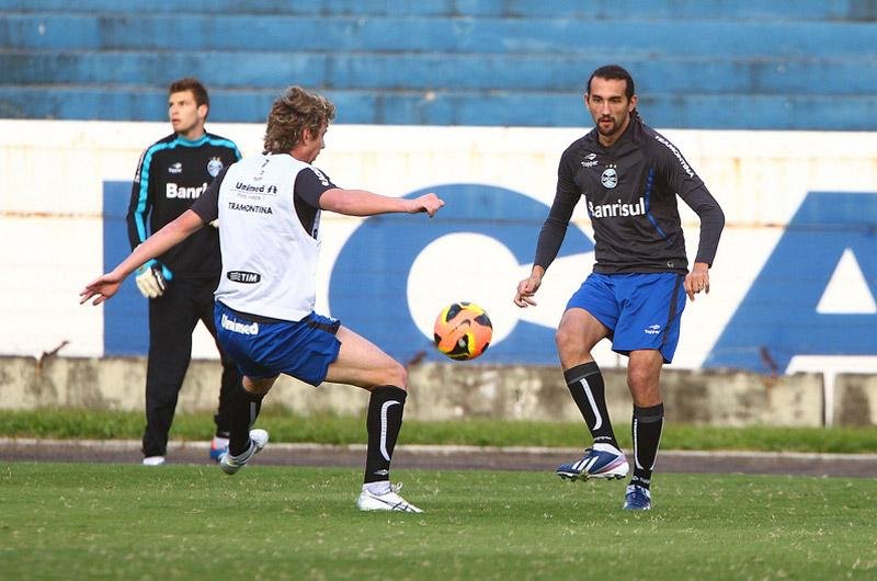 Gr&ecirc;mio voltou a trabalhar com bola e jogadores foram divididos em tr&ecirc;s grupos