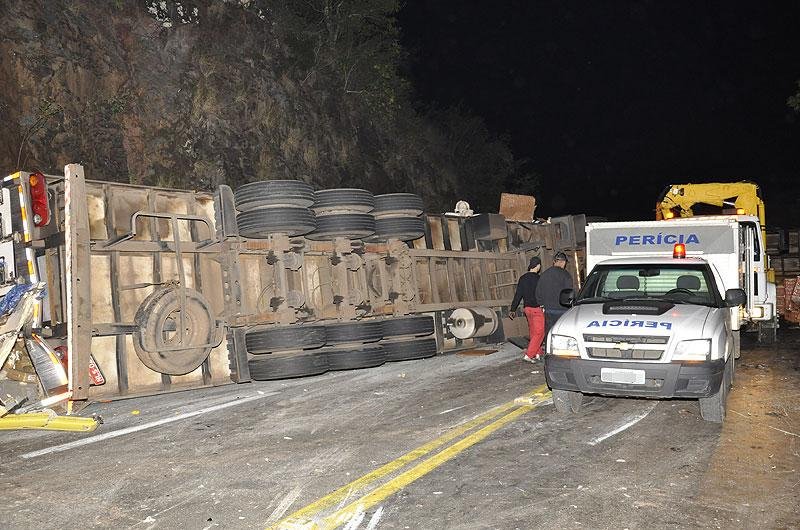 Colis&atilde;o entre tr&ecirc;s caminh&otilde;es provoca tr&ecirc;s mortes na Serra