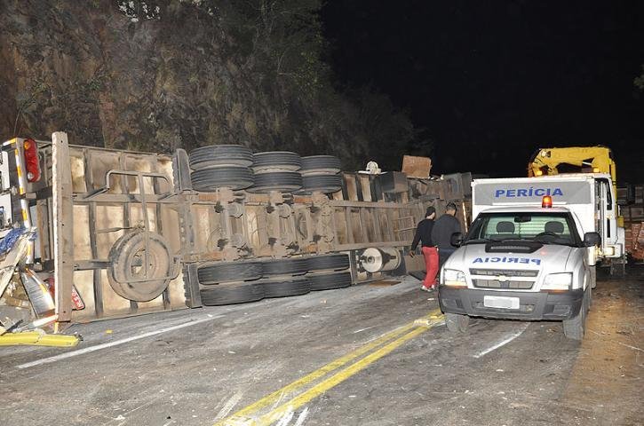 Pol&iacute;cia retifica para dois o n&uacute;mero de mortos em acidente na Serra