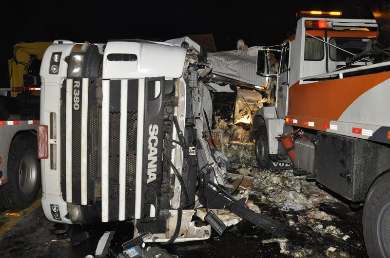 Rodovia &eacute; liberada ap&oacute;s acidente com tr&ecirc;s carretas em Flores da Cunha