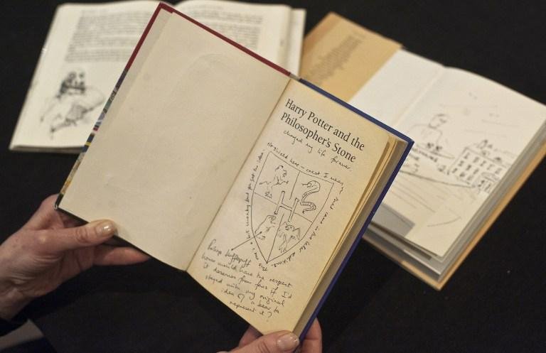 Livro tinha anota&ccedil;&otilde;es e desenhos de J.K. Rowling 