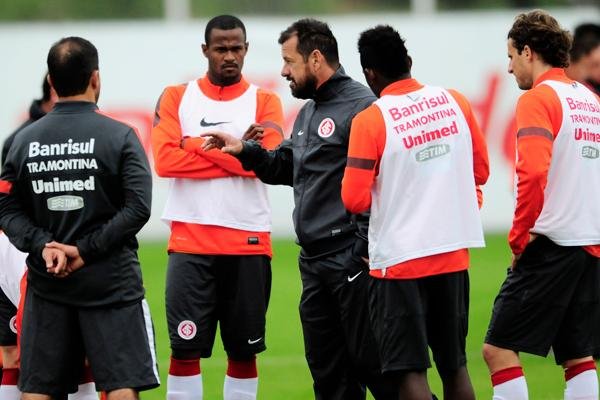 Dunga conversou com grupo antes de coletivo no Parque Gigante
