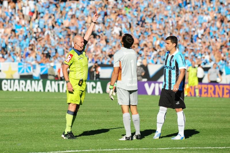 Muriel foi expulso por H&eacute;ber no Gre-Nal que encerrou o Brasileir&atilde;o de 2012