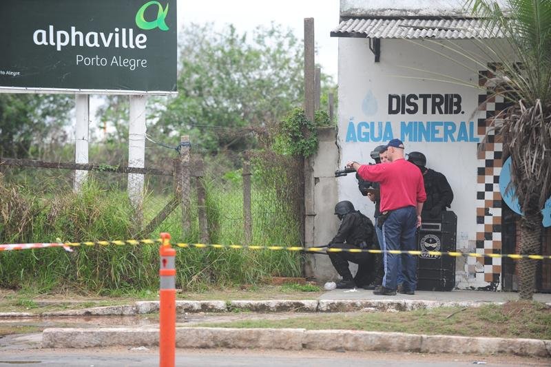 Gate foi acionado para auxiliar na rendi&ccedil;&atilde;o do homem, que estaria armado, segundo a pol&iacute;cia