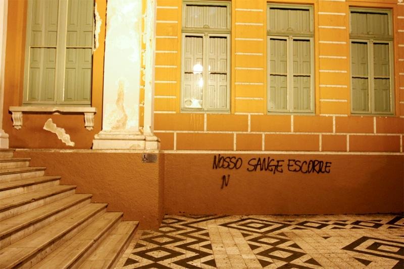 Grupo realizou atos de vandalismo no mesmo dia em que paredes terminaram de ser pintadas