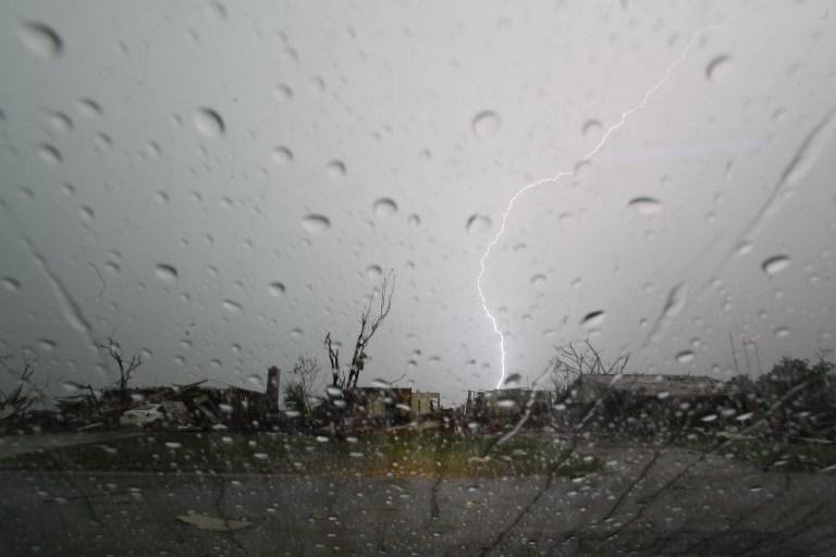 Chuva atinge regi&atilde;o de Oklahoma e complica opera&ccedil;&atilde;o de limpeza ap&oacute;s a passagem de um tornado