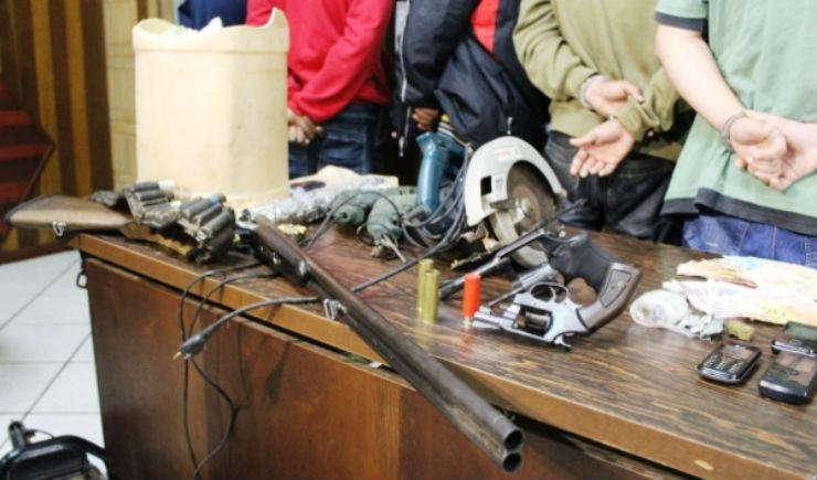 Armas, muni&ccedil;&otilde;es, celulares e drogas foram apreendidos na opera&ccedil;&atilde;o