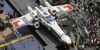 Escultura feita com os blocos do famoso brinquedo é uma nave X-Wing de 32 toneladas
