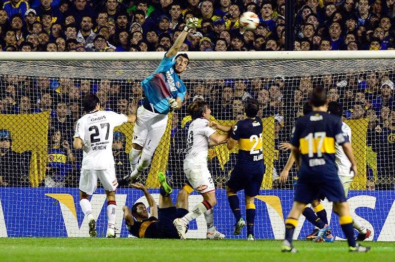 Bombonera empurrou Riquelme e cia, mas decis&atilde;o ficou para jogo de volta da Libertadores