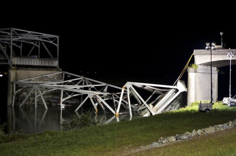 Ponte desabou parcialmente durante a noite