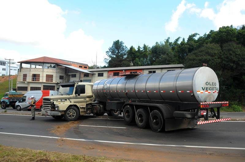 Colis&atilde;o entre dois carros e carreta mata um em Port&atilde;o 