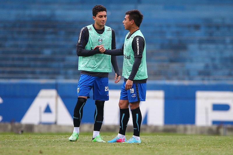 Alex Telles dever&aacute; assumir lateral do Gr&ecirc;mio contra N&aacute;utico 