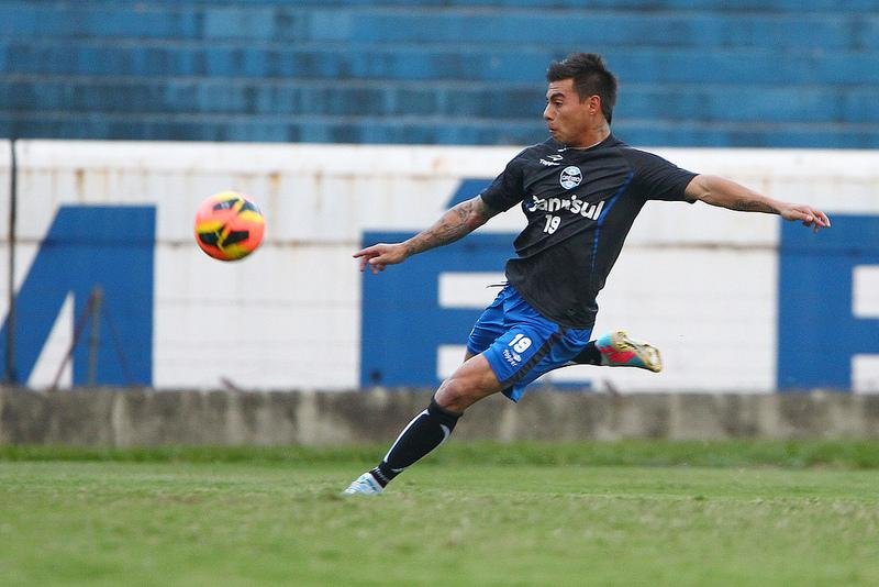 Vargas ser&aacute; titular contra o N&aacute;utico