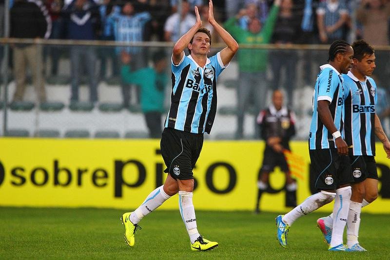 Elano marcou o segundo gol e garantiu a vit&oacute;ria do Gr&ecirc;mio