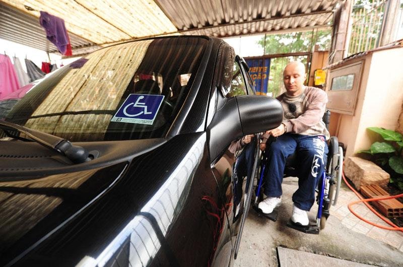 Agente da Susepe conduz carro adaptado