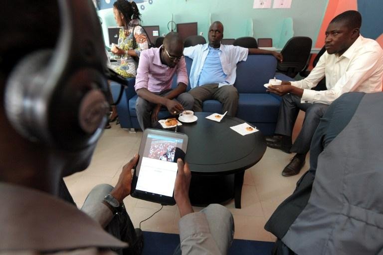 Cibercaf&eacute; equipado com tablets foi inaugurado em Dacar