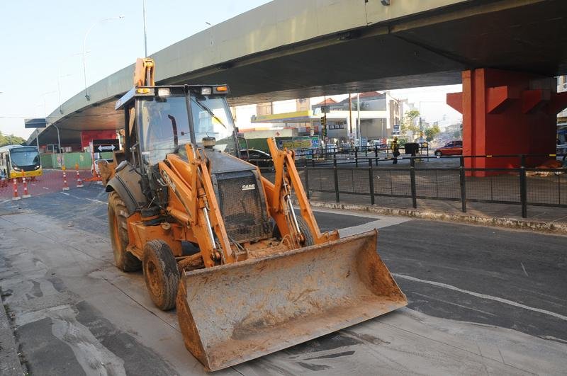 Trecho da Avenida Assis Brasil est&aacute; interrompido