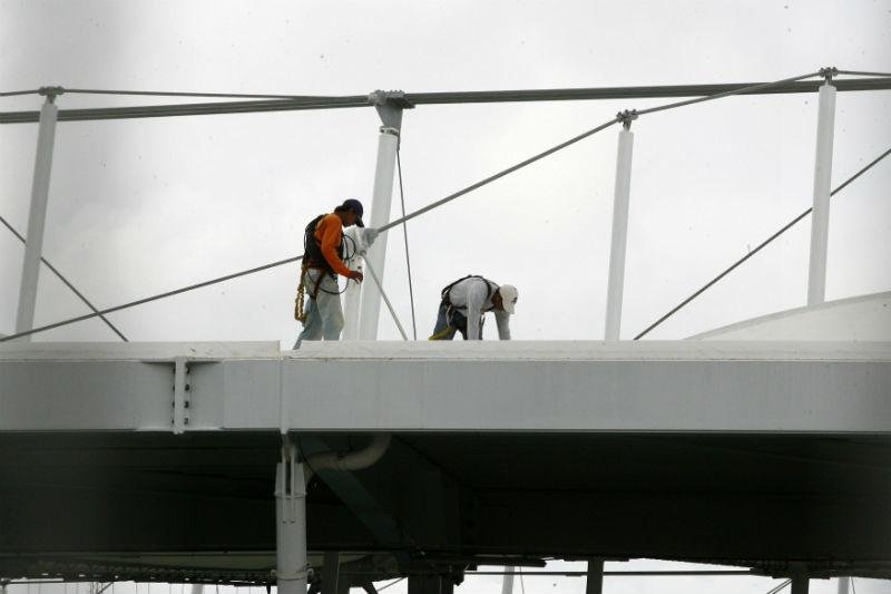 Oper&aacute;rios consertam cobertura da Fonte Nova 