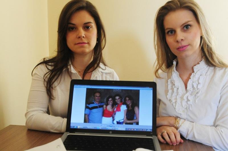 Raquel e B&aacute;rbara ficaram &oacute;rf&atilde;s de pai e m&atilde;e em 2012