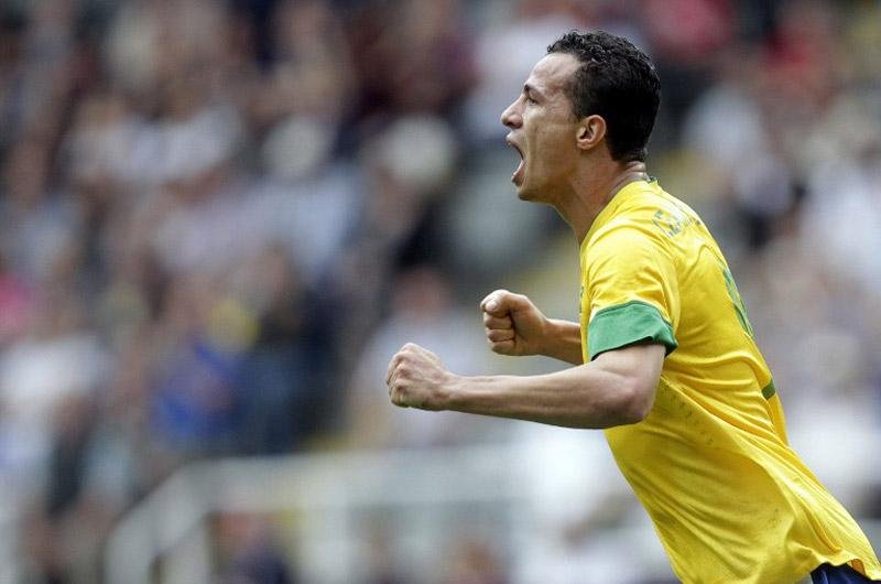Leandro Dami&atilde;o se apresenta &agrave; Sele&ccedil;&atilde;o prometendo briga pela camisa 9
