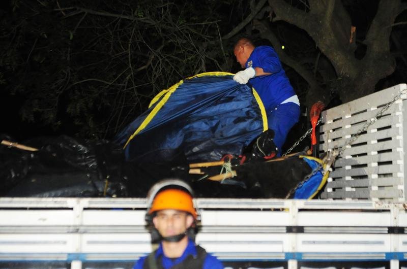 Um caminh&atilde;o da prefeitura recolheu as barracas e os pertences dos acampados