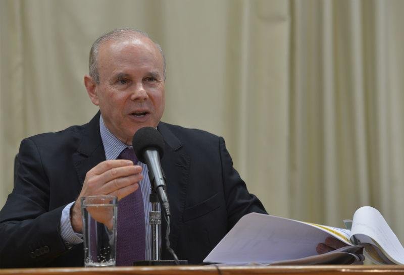 Mantega comenta crescimento de 0,6% de PIB