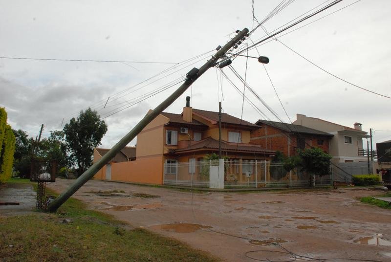 No Centro do Estado, vento derrubou postes e interrompeu fornecimento de luz