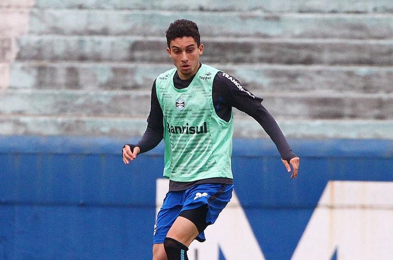 Alex Telles segue dica de Luxa e prioriza qualidade nos cruzamentos