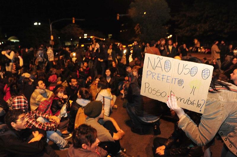 Protesto contra o corte de &aacute;rvores no Gas&ocirc;metro teve momentos de tens&atilde;o