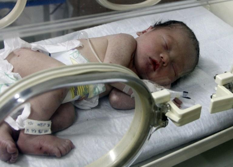 Beb&ecirc; que ficou preso em cano deixa hospital na China 