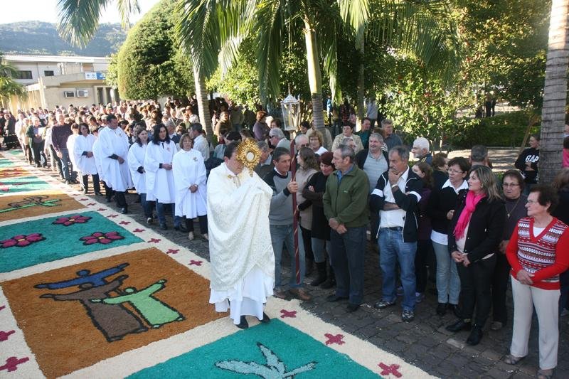 Cerca de 2 mil pessoas participaram de uma grande missa &agrave; tarde