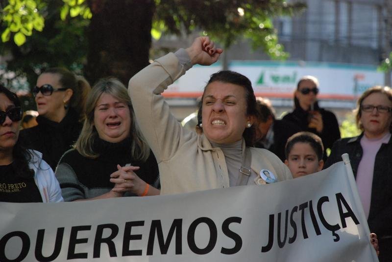 Familiares das v&iacute;timas protestaram em Santa Maria contra soltura de r&eacute;us