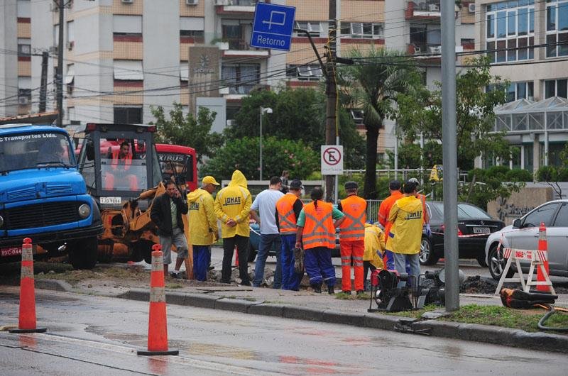 Obra no Dmae causa transtornos a comerciantes