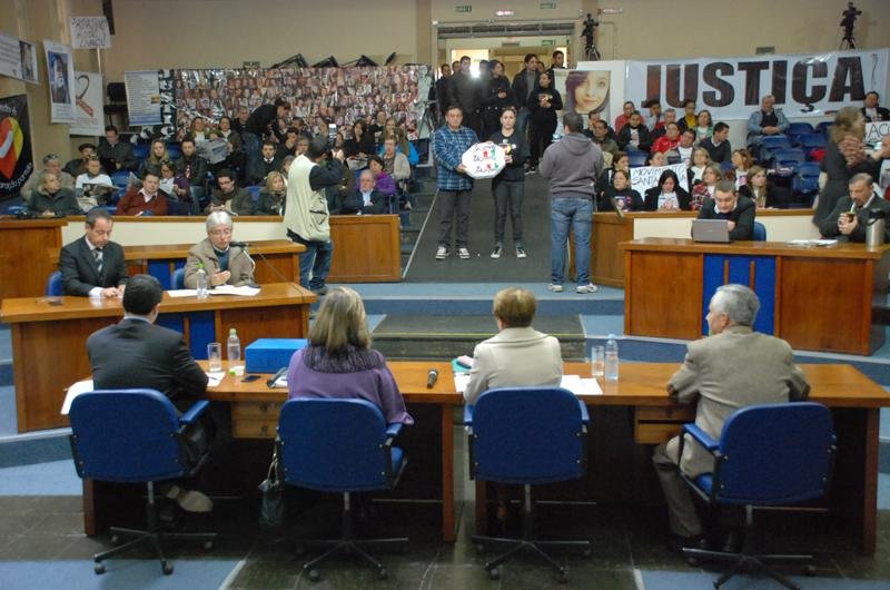CPI da Kiss tem confus&atilde;o entre funcion&aacute;ria e parente de v&iacute;tima em Santa Maria