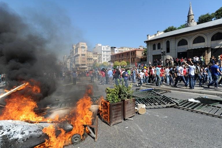 Protestos continuam em pra&ccedil;a de Istambul