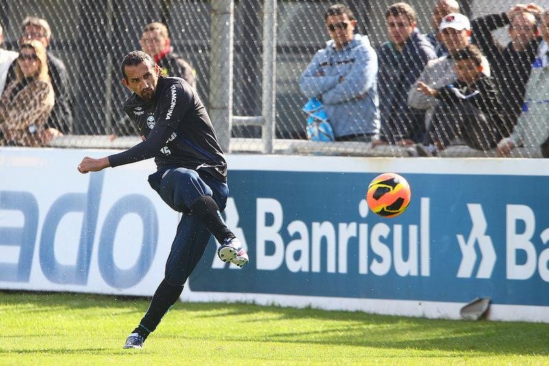 Barcos comanda o ataque do Gr&ecirc;mio diante do Santos 
